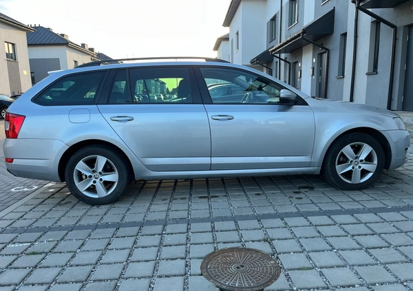 Skoda Octavia cena 35000 przebieg: 234000, rok produkcji 2015 z Warszawa małe 326